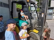 Eine Gruppe von Kindern, die um einen Traktor herum stehen