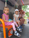 eine Gruppe von Kindern, die in einem Bus sitzen