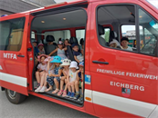 Eine Gruppe von Menschen in einem roten Bus